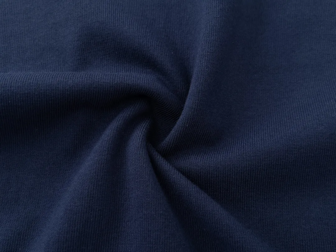 W623#P106💰 [Stone Island’s popular cuffed branded round neck off-shoulder short-sleeved T-shirt] Super versatile! A short-sleeved upper body for major celebrity internet celebrities, made of 260g combed cotton 32-count double yarn. Comfortable and breathable, customized accessories, oversize version. Dropped shoulder sleeves, very loose, same style for men and women, suitable for couples💑 Match as you like. The upper body is super beautiful. Color: Black White Apricot Gray Navy Size: M L XL XXL Ｍ Shoulder Width 47 Bust 52 Length 70 L Shoulder Width 48 Bust 54 Length 72 XL Shoulder width 59 Bust 56 Length 74 XXL Shoulder width 50 Bust 58 Length 76